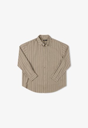 Bēša krūškurpes krekls ar garām piedurknēm, vertikālām svītrām, vienu krūšu kabatu, pogu apkakli un noapaļotu apakšu. Gluda auduma tekstūra.