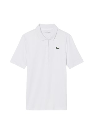 Camiseta polo blanca de manga corta con cuello y tapeta de botones, con un pequeño logo de cocodrilo verde en el pecho izquierdo.