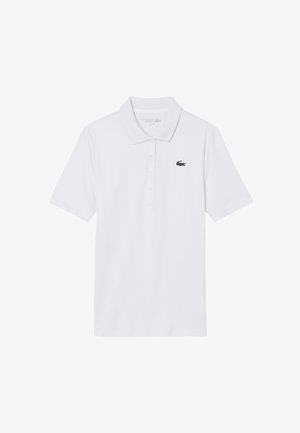 Camiseta polo blanca de manga corta con cuello y tapeta de botones, con un pequeño logo de cocodrilo verde en el pecho izquierdo.