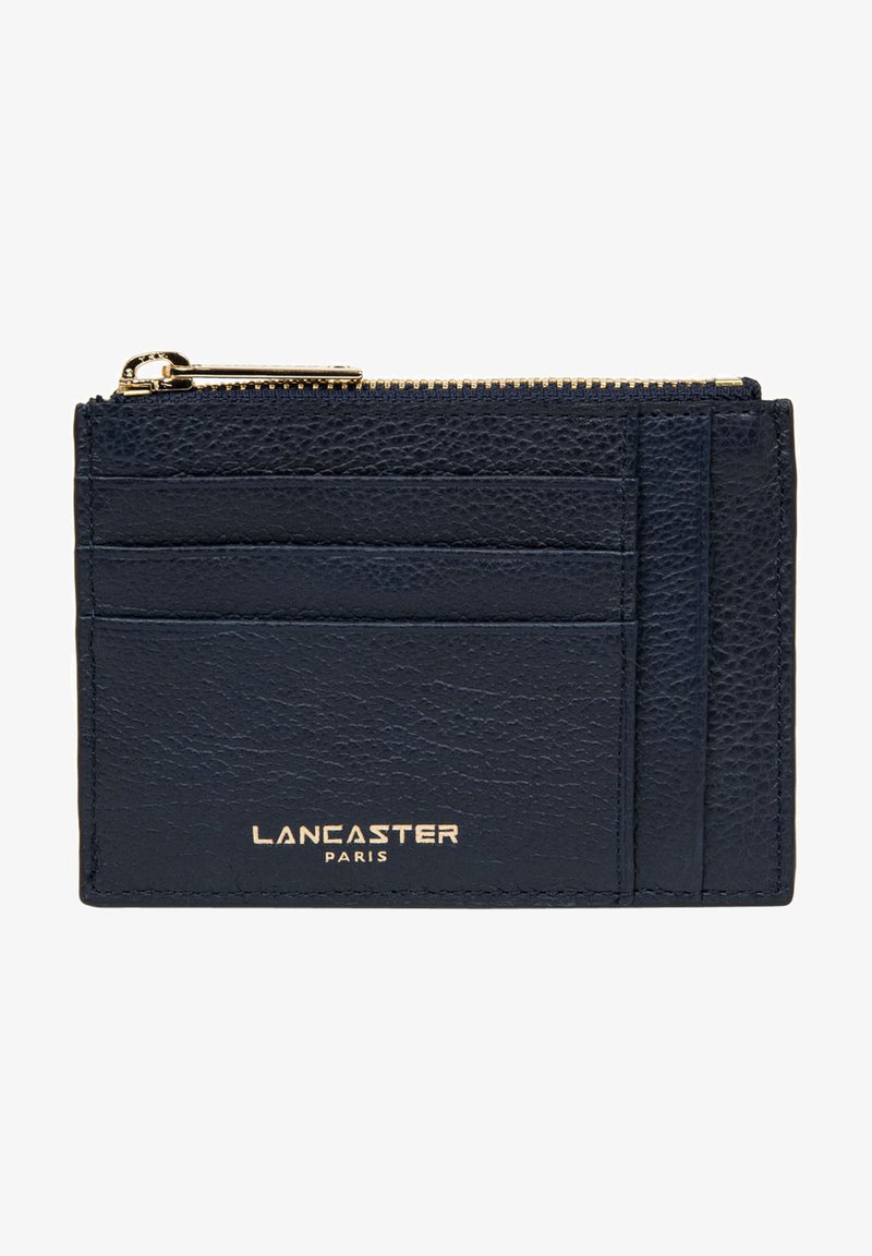 Portafoglio in pelle blu navy con quattro scomparti per carte, tasca con zip e logo in tono oro. La finitura testurizzata aggiunge profondità e interesse tattile.