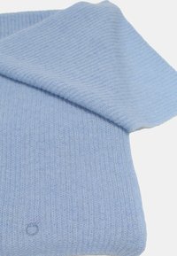 Sciarpa lavorata a maglia di colore azzurro chiaro, realizzata in materiale morbido; presenta una texture a coste con un bordo ripiegato e un piccolo logo nell'angolo.