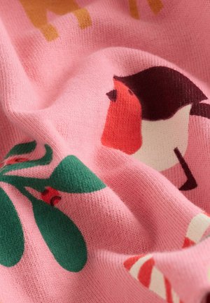 Rosa stickad tyg med fågel- och växtmönster, med mjuk textur och klara färger. Anmärkningsvärda inslag inkluderar röda, gröna och gula accenter.