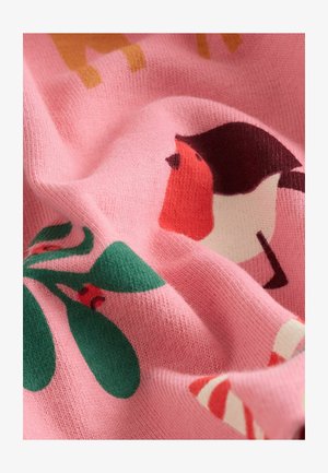 Ružičasta pletenina s uzorcima ptica i biljaka, s mekanom teksturom i živopisnim bojama. Istaknuti elementi uključuju crvene, zelene i žute akcentne boje.