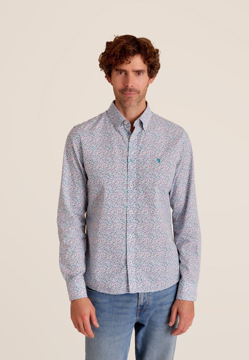 Overhemd van lichte stof met een multikleurig abstract patroon. Lange mouwen, kraag en klein geborduurd logo op de borst.