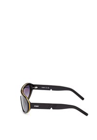 Zonnebril met een zwart frame en een gele accent aan de bovenrand. De lenzen zijn donkergrijs en licht gebogen voor een wraparound ontwerp.