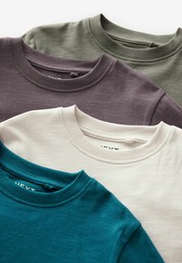 Cztery swetry crewneck w różnych kolorach: turkusowym, kremowym, oliwkowym i ciemnofioletowym, z teksturami prążkowanych mankietów i dekoltu.