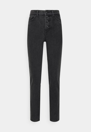 Calças de ganga pretas de cintura alta com um fecho de cinco botões, dois bolsos frontais e perna reta slim. Textura de denim suave, com desbotamento mínimo.