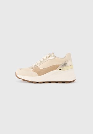 Beige sneaker met suède- en leren panelen, metalen accenten, een gestructureerd bovenwerk, ronde neus en dikke rubberen zool met profielgroeven.