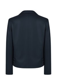 Marineblaues Kunstlederjackett mit strukturiertem Kragen, glatter Textur und zwei Seitenriegeln auf der Rückseite, ausgestattet mit minimalistischen Nahtdetails.