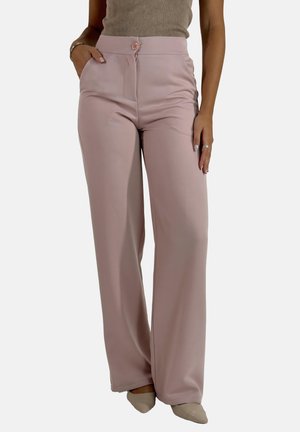 Pantalons larges rose pâle avec une texture lisse, taille haute, fermeture à boutons sur le devant et poches latérales, associés à un haut beige à côtes.