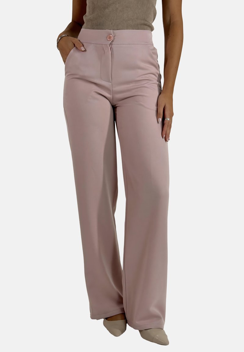 Ljust rosa vida byxor med en slät yta, hög midja, knappstängning fram och sidofickor, kombinerat med en ribbad beige topp.