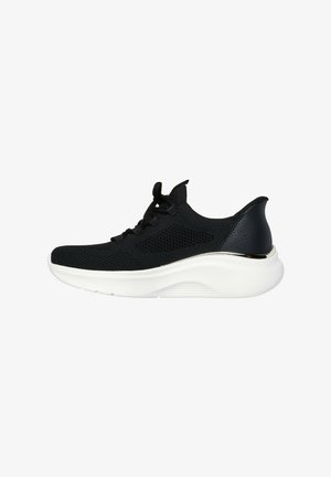 Scarpe sportive nere con tomaia in mesh, design con lacci e dettagli testurizzati. Presentano una suola bianca ammortizzata e dettagli metallici sul tallone.