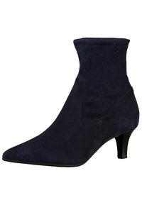 Bottine en suede marine avec un bout pointu et un talon court et effilé. Texture lisse avec un design sans couture et sans matériel visible.