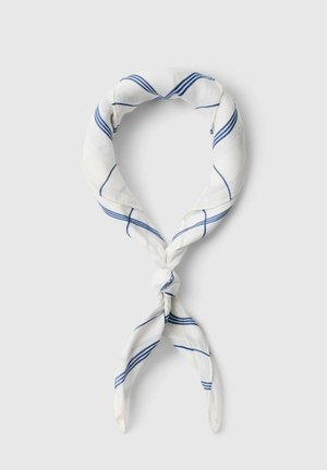 Pañuelo blanco con finas rayas azules, anudado y dispuesto en forma de lazo sobre un fondo claro.