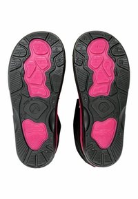 Soli delle calzature nere con superficie in gomma testurizzata e accenti rosa. Battistrada disegnato per la presa, con molteplici forme arrotondate e esagonali.