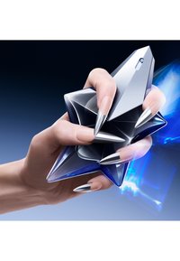 Stjerneformet parfymeflaske med reflekterende sølvhette og blå detaljer, holdt av en hånd med metalliske spissede negler mot en gradientbakgrunn.