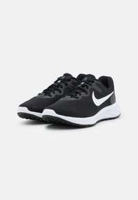Mustad mustespordijalatsid, millel on tekstiilpealne, valge Nike logo, mustad paelad ja tekstuuriga kummist tald. Valged vahevöö aktsendid.