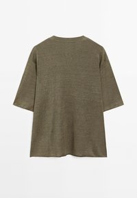 Oliivinvihreä neulottu lyhythihainen paita pyöreällä kaula-aukolla ja väljä istuvuus. Sileä pinta ja pehmeä kangas. Yksinkertainen muotoilu.