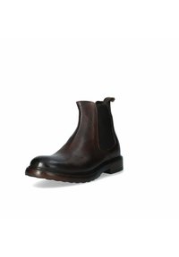 Stivale Chelsea in pelle marrone con pannelli laterali in elastico, punta rotonda e suola in gomma testurizzata. Tacco leggermente rialzato e dettagli in cucitura presenti.