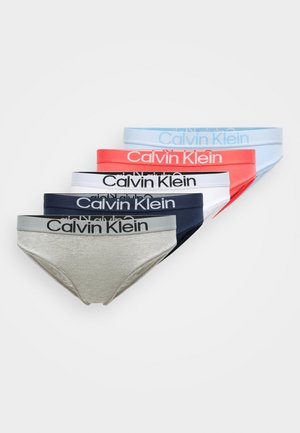 Zestaw pięciu majtek Calvin Klein w kolorach: szarym, granatowym, czerwonym, białym i jasnoniebieskim. Posiadają elastyczne paski z logo, materiał bawełniany oraz klasyczny krój.