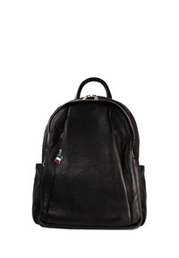 Zwarte leren rugzak met een textuurafwerking, ronde bovenkant, dubbele ritssluiting en een klein Italiaans vlagdetail aan de ritssluiting.