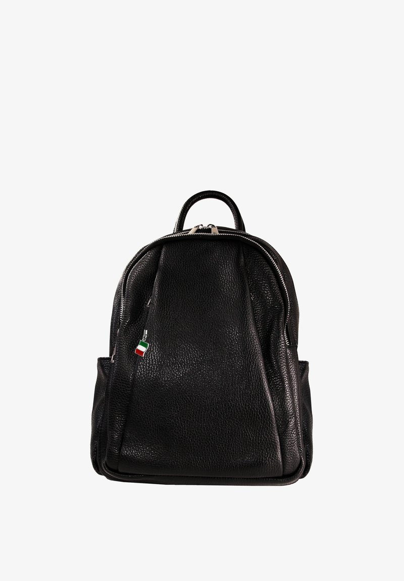 Sac à dos en cuir noir avec une finition texturée, un haut arrondi, une fermeture à double zip et un petit détail du drapeau italien sur la tirette du zip.