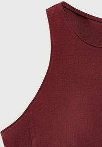 Haut sans manches bordeaux avec une texture lisse, un col rond et des coutures nettes. Un design simple et ajusté, idéal pour superposer.