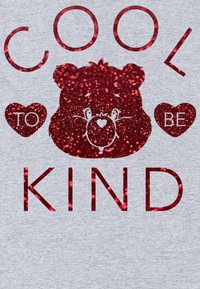 Tela gris con grandes letras rojas brillantes: "ES GENIAL SER AMABLE" sobre un oso de dibujos animados con una nariz en forma de corazón, rodeado de corazones rojos.