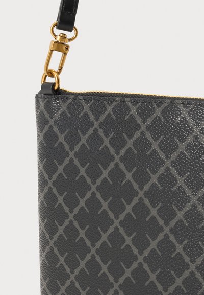 Porte-poignet texturé noir avec motif géométrique gris foncé, fermeture éclair dorée et fermoir doré attaché à une sangle noire.