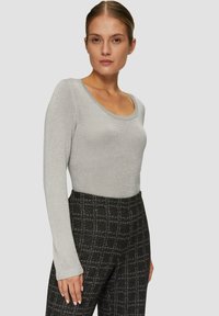 s.Oliver BLACK LABEL MIT GLITZER - Strickpullover - hellgrau