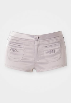 Lys lilla shorts laget av glatt, skinnende stoff, med to baklommer og en frontlukking med knapp samt flat midje.