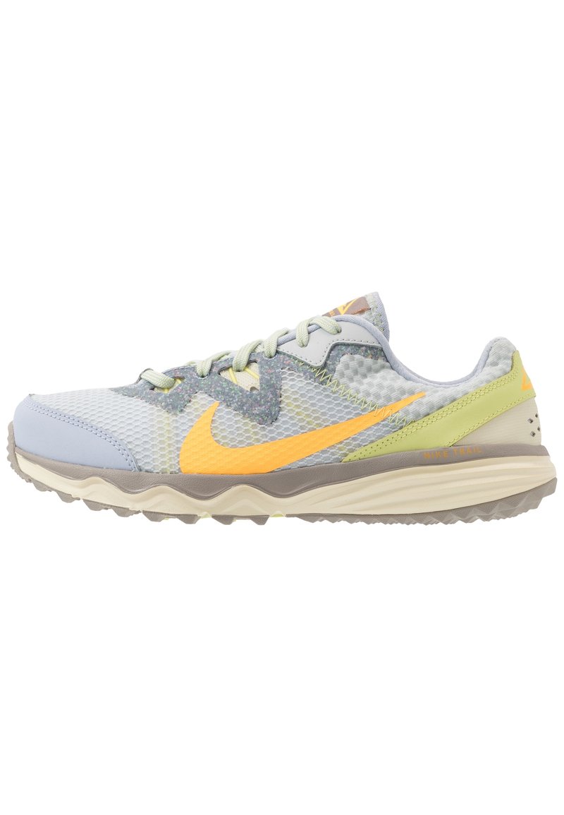 Scarpa da trail running Nike in mesh azzurro chiaro con accenti grigi, Swoosh giallo brillante e suola testurizzata. Presenta una soletta ammortizzata e lacci.
