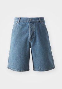 Shorts en denim bleu clair. Présente un design classique à cinq poches, une fermeture à bouton et une coupe droite. Le tissu semble doux avec un léger délavage.