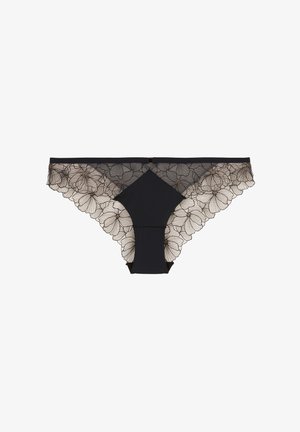 String en dentelle noire avec des motifs floraux sur les bords, et un panneau central noir uni. Détails délicats avec un petit accent.