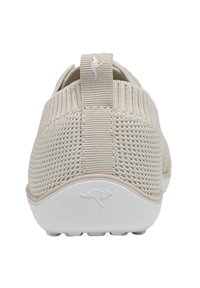 Beige Strick-Slipper mit strukturiertem Obermaterial, weißer Gummisohle und einem Känguru-Logo an der Ferse. Mit einer Stoffschlaufe zum Anziehen.