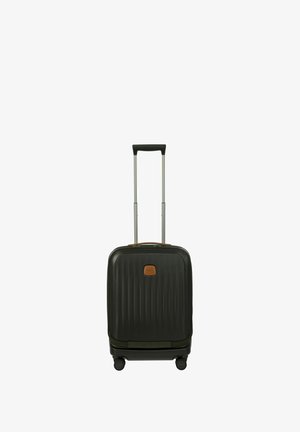 Zwarte hard-shell koffer met verticale ribbelstructuur, uitschuifbare zilveren handgreep en vier zwarte spinwielen. Bruine accentpatch aan de voorkant.