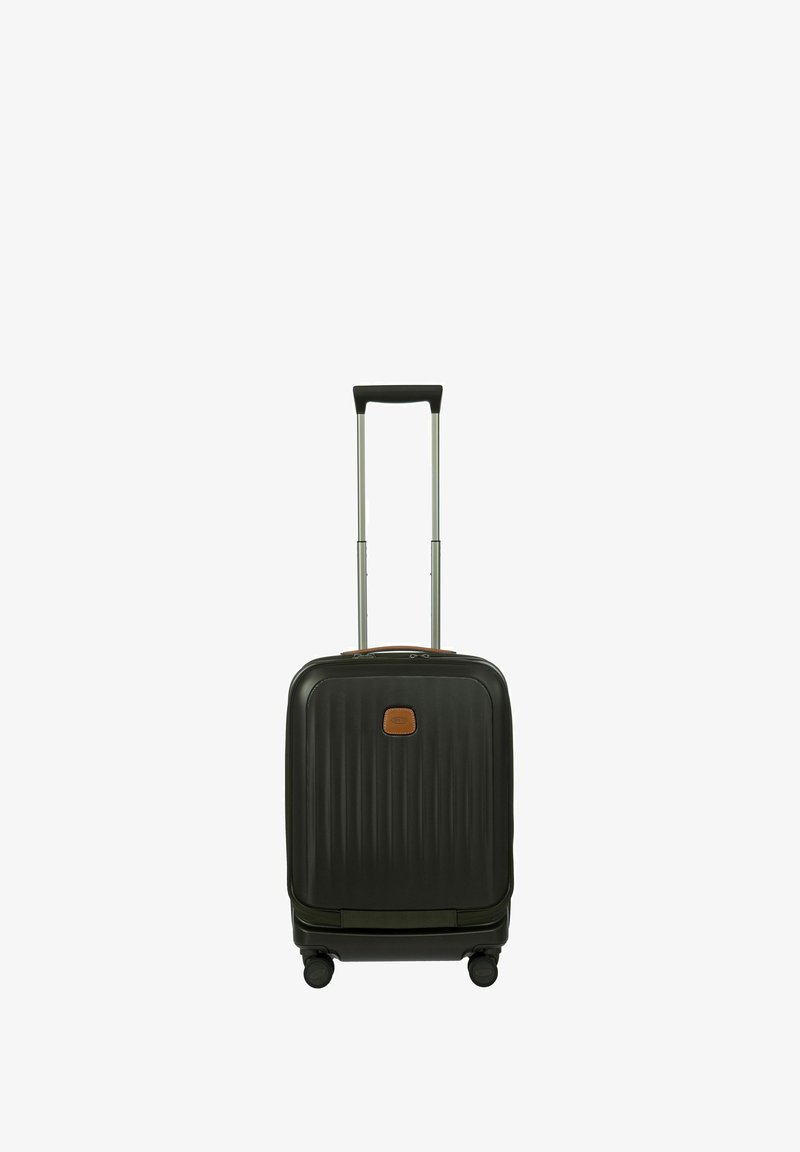 Zwarte hard-shell koffer met verticale ribbelstructuur, uitschuifbare zilveren handgreep en vier zwarte spinwielen. Bruine accentpatch aan de voorkant.