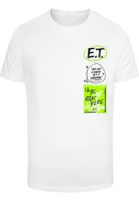 Balta marškinėliai su žaliais piešiniais. Tekstas apima "E.T.", citatas ir "AŠ BŪSIU ČIA", su komiksų stiliaus dizainu ir akcentais.