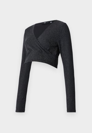 Črn crop top z dolgimi rokavi, V-izrezem in zavitim dizajnom, izdelan iz teksturiranega materiala s srebrnimi pikami, ki ustvarjajo sijajen učinek.