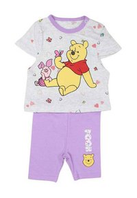 T-shirt gris à manches courtes avec un graphisme de Winnie l'Ourson ; shorts violets avec une illustration de Pooh et des détails floraux dans le texte.