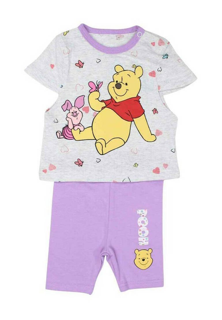 T-shirt gris à manches courtes avec un graphisme de Winnie l'Ourson ; shorts violets avec une illustration de Pooh et des détails floraux dans le texte.
