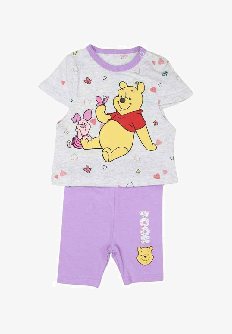 T-shirt gris à manches courtes avec un graphisme de Winnie l'Ourson ; shorts violets avec une illustration de Pooh et des détails floraux dans le texte.