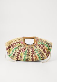 Geflochtener Strohhandschuh mit flacher, runder Form, der mehrfarbige Muster in Grün, Braun und Creme aufweist und einen rechteckigen Ausschnittgriff hat.