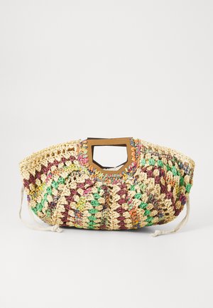 Sac à main en paille tissée, de forme plate et ronde, avec des motifs multicolores de vert, marron et crème, et une poignée découpée rectangulaire.