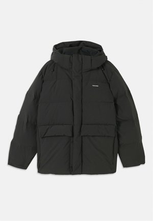 Schwarze Pufferjacke mit Kapuze. Verfügt über einen Reißverschluss vorne, zwei große Fronttaschen und eine glatte, gesteppten Textur. Logo auf der Brust.