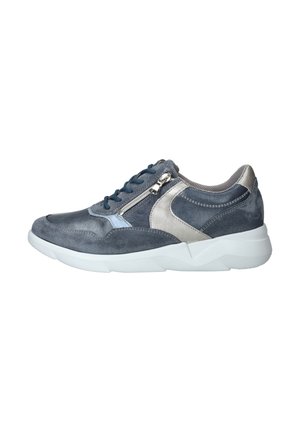 Sportieve schoen in tinten blauw en grijs, met suede materiaal, gemengde texturen, een ritssluiting en een witte lichte zool.