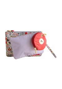 Súprava viacerých vreciek s kvetinovým vzorom na vonkajšej strane, levanduľovým vreckom a okrúhlym červeným peňaženkom na mince s bielym kruhom a číselným detailom.