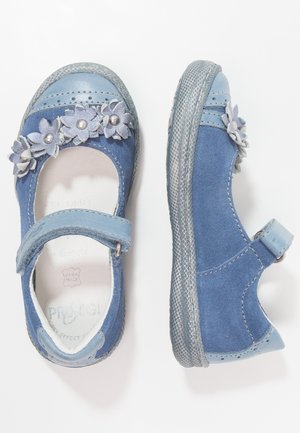 Blå ruskinds børnesko med velcrorem, blomsterudsmykninger og strukturerede grå gummisåler. Designet med en afrundet tå.