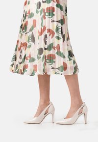 Marco Tozzi by Guido Maria Kretschmer BY GUIDO MARIA KRETSCHMER - Klassiske pumps - powder