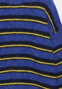 Pull en laine bleu avec des rayures horizontales bleu marine et jaune. Présente une texture douce, un col côtelé et un motif uniforme sur tout le tissu.